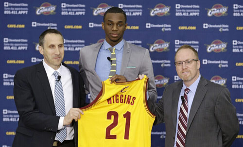 ▶️正在直播 ｜ 士气正盛的巴萨有望打破皇马主场魔咒 🆚皇马vs巴萨 ⏱️12：30 📍Movistar体育馆 🏀第14轮 ｜ 西班牙篮球甲级联赛 👇通过SPORT平台实时观赛 来源：每日体育报