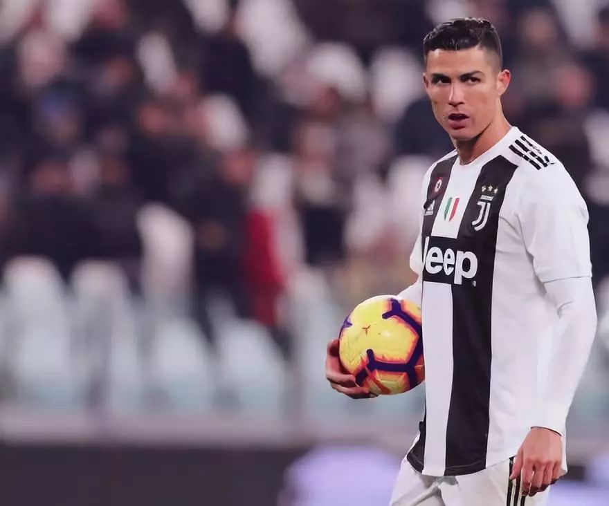 冰球比赛开始仅2秒，双方爆发5v5团战乱斗#体育 冰球比赛开始仅2秒，双方爆发5v5团战乱斗#体育